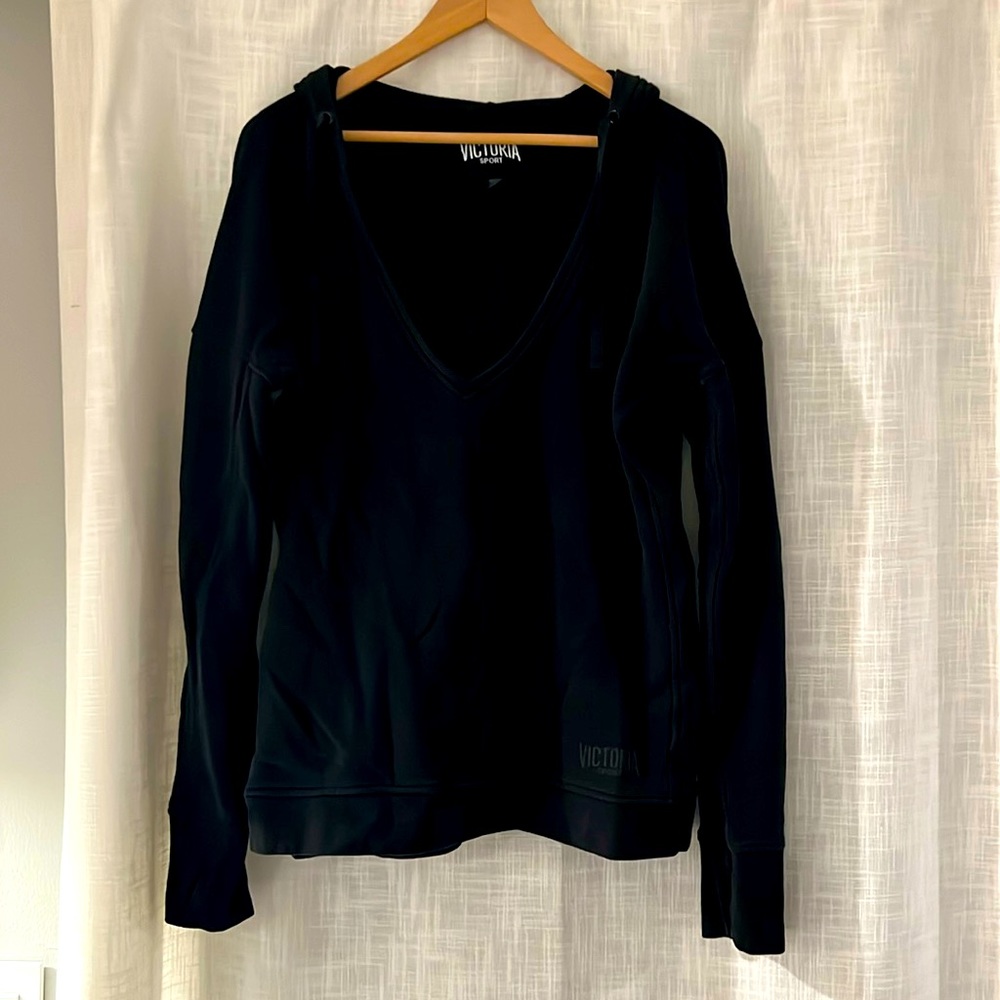 Victoria sport sweatshirt - v neck with thumb holes and hood